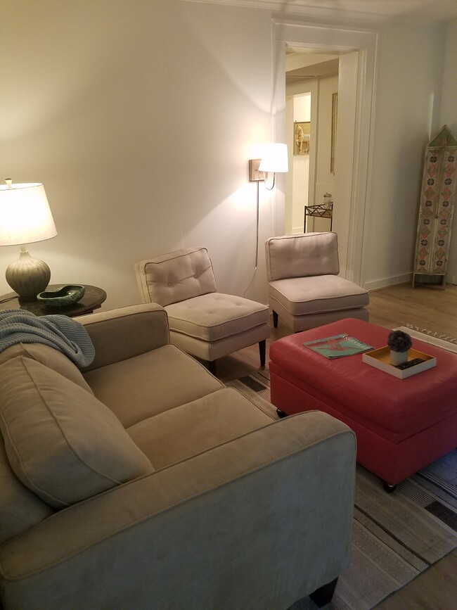 Building Photo - 161 Melrose Ave