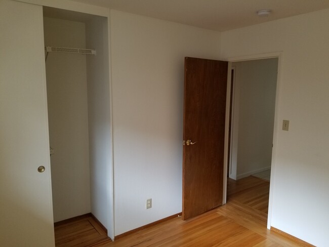 Building Photo - SANTA CLARA - 4 bedroom home with hardwood...