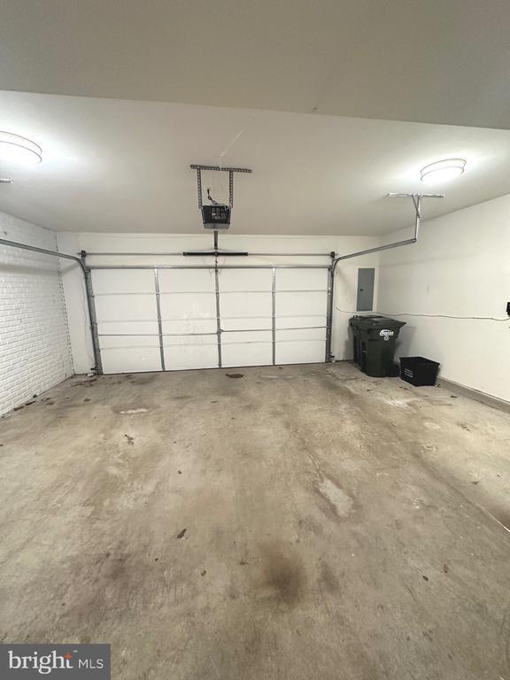 Building Photo - 2100 Abbottsbury Way