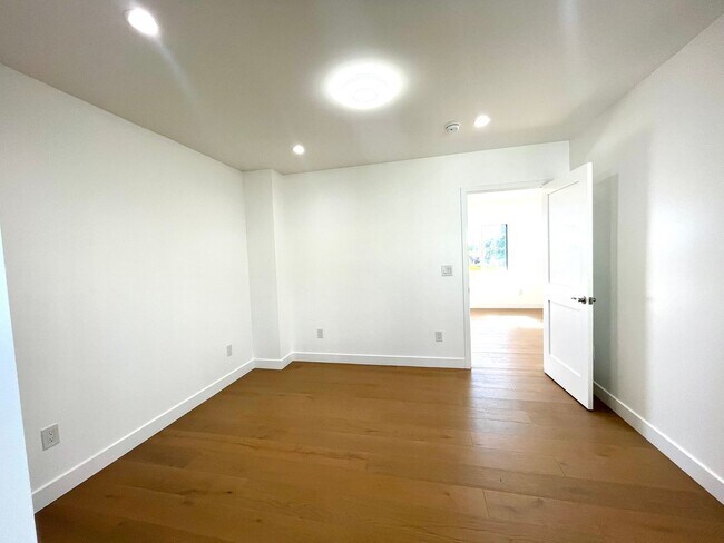 Building Photo - 624