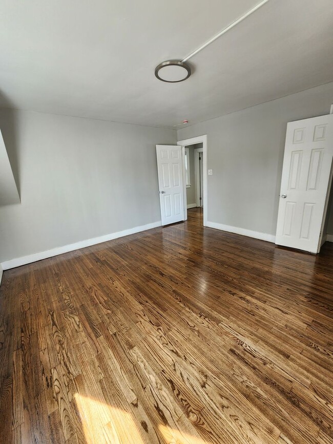 Building Photo - Large Glen Park Home