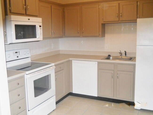 Building Photo - NICE 2 BEDROOM TOWNHOUSE IN LAKE EDWARDS