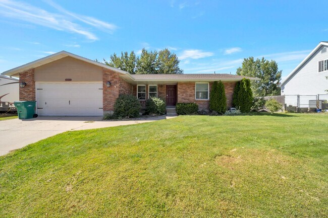 Primary Photo - Spacious 4 Bed, 3 Bath Pet-Friendly Home w...