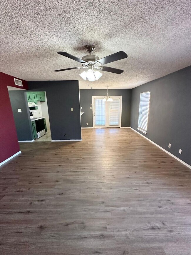 Building Photo - 2 Bedroom 1 Bathroom House For Rent!