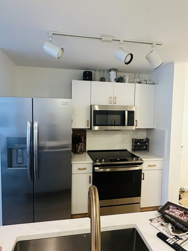 Building Photo - 533 NE 3rd Ave