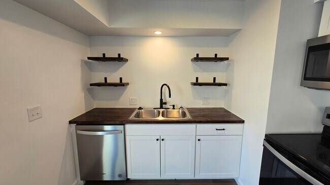 Building Photo - 2 bed/ 1.5 Bathroom Townhouse Church Hill,...