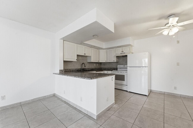 Building Photo - 2671 Riverside Dr