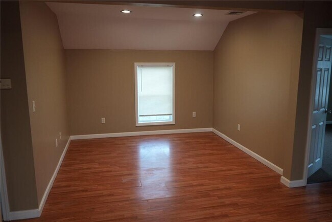 Building Photo - 13 Tweed St