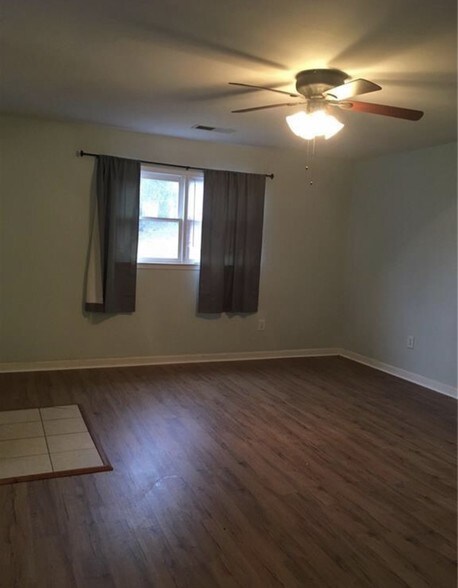 Dining Area - 592 Spencer St NW
