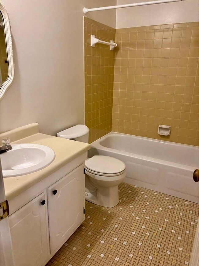 Building Photo - 3 bedroom/1.5 bathroom-Courthouse Green