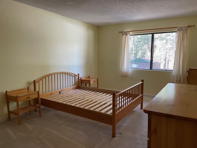 Building Photo - 2 bedroom condo with carport, pool and hot tub access