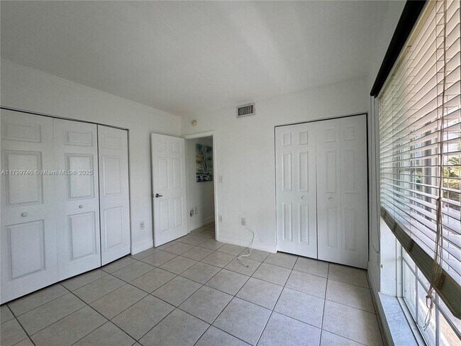 Building Photo - 290 Sunrise Dr