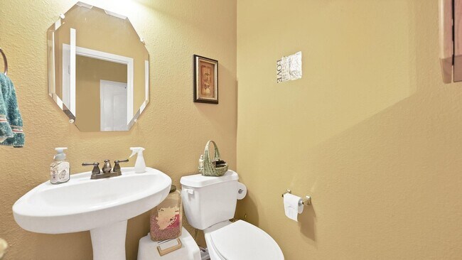 Building Photo - 692 Casual Ln