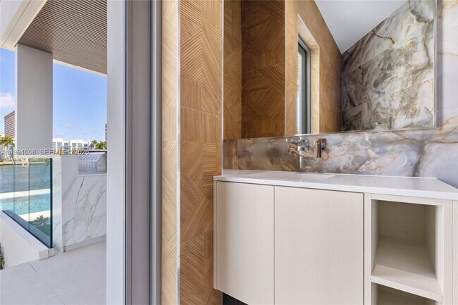 Building Photo - 503 Palm Dr