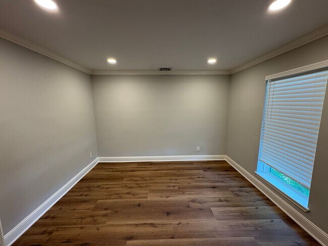 Building Photo - Totally redone 4 bedrooms townhouse.