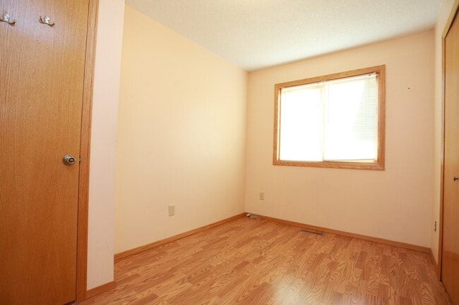 Building Photo - 4 BD Brooklyn Park Home for Rent