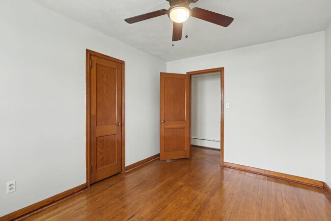 Building Photo - 2327 Chestnut St