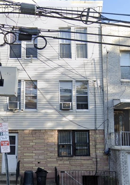 Building Photo - 28 Dales Ave