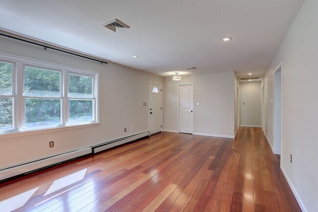 Building Photo - 4 Bedroom 2 Bath Hanover Home w- 2-Car Gar...