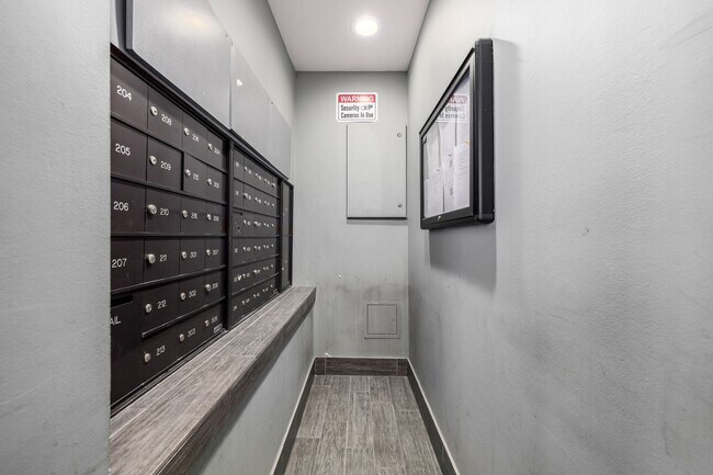 Building Photo - One bedroom, two bath corner unit in Baker with two balconies