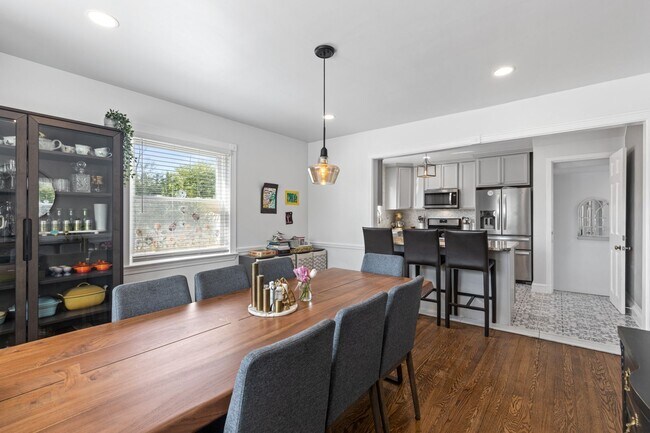 Building Photo - Luxurious Brick Colonial in Prestigious Gu...