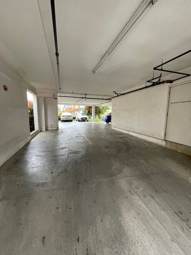 Garage Parking - 931 N 86th St