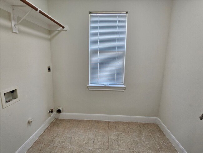 Building Photo - 12503 Rosewood Way Ln