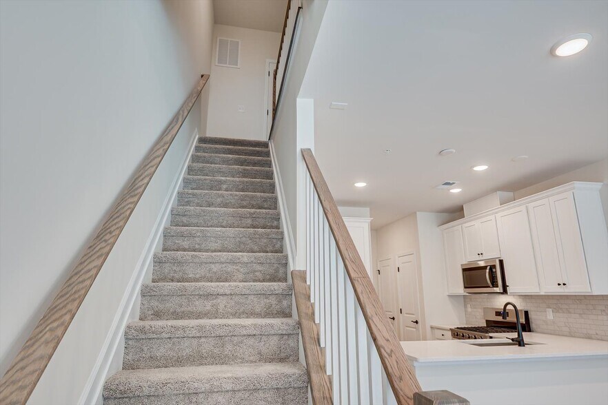 Building Photo - 323 Sadie Cir