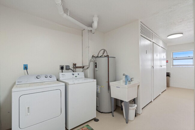 Building Photo - 1160 Hillsboro Mile