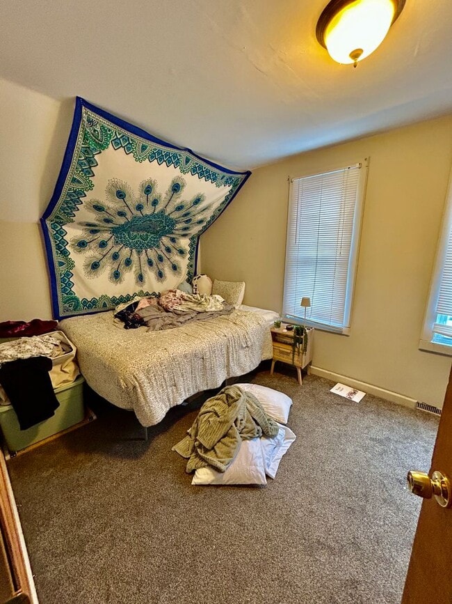 Building Photo - AVAILABLE JUNE- Gorgeous 4 Bed, 1 Bathroom Hillside Home!