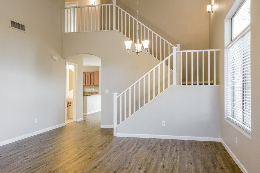 Building Photo - 2531 W White Feather Ln