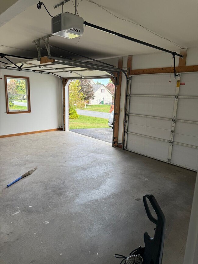 Building Photo - 1560 Buttercup Dr