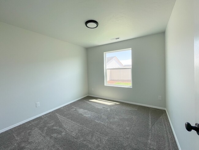 Building Photo - 12633 Dovekie St