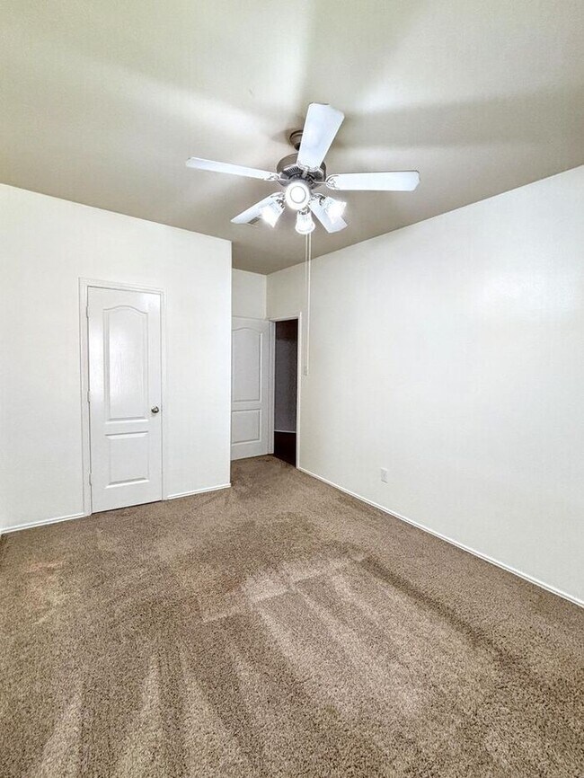 Building Photo - Spacious 3-Bedroom, 2-Bath Home with Conve...
