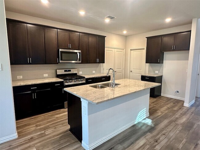 Building Photo - 1636 Briar Hunt Dr