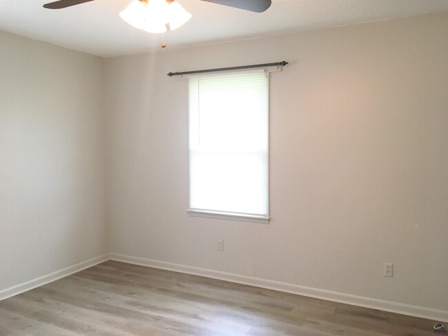 Building Photo - 208 Ivelyn Dr
