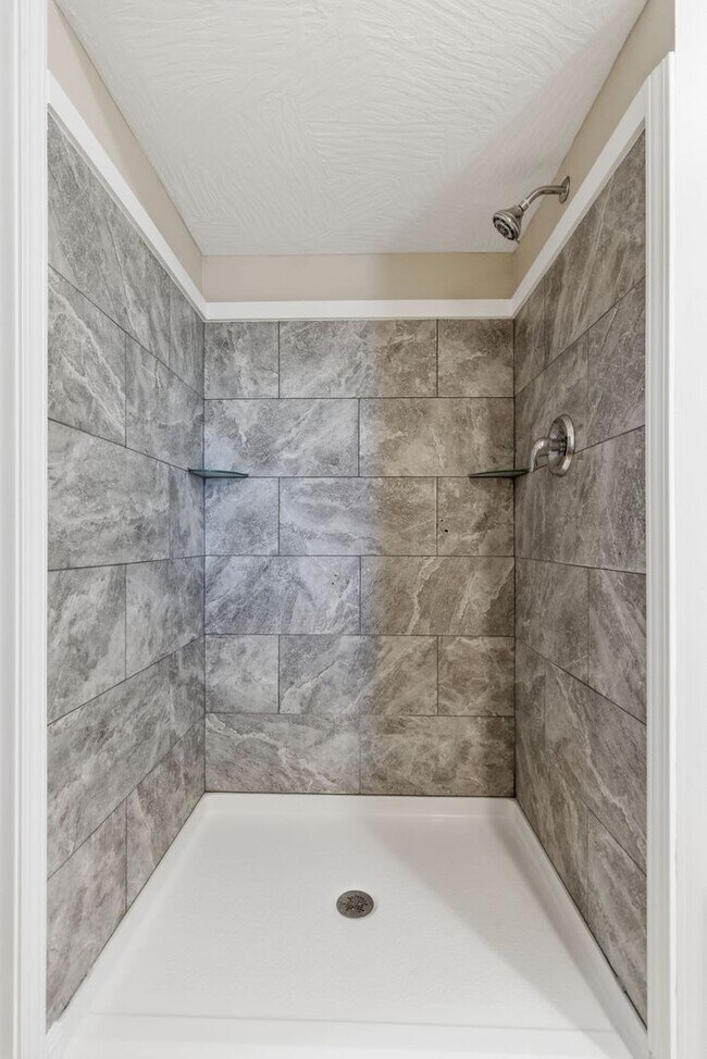 Building Photo - Updated home on large lot with GREAT SHOP!