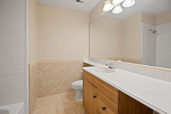 Building Photo - 710 Lochnell Dr