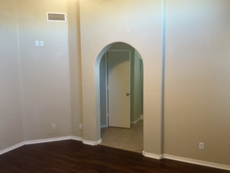 Building Photo - 625 Valley Meadows Dr NE