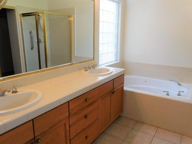 Building Photo - 5215 Vía Amore