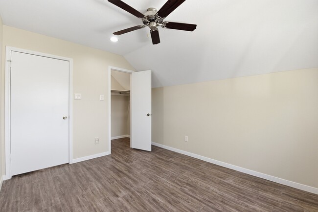 Building Photo - 8515 Leafdale Dr