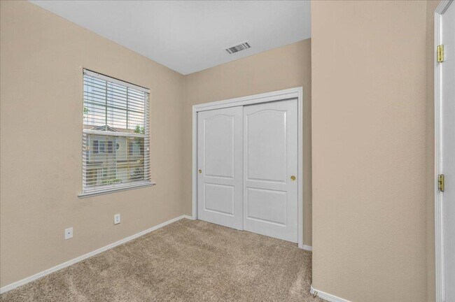 Building Photo - Spacious 4 Bedroom Home in North Clovis Gated Community