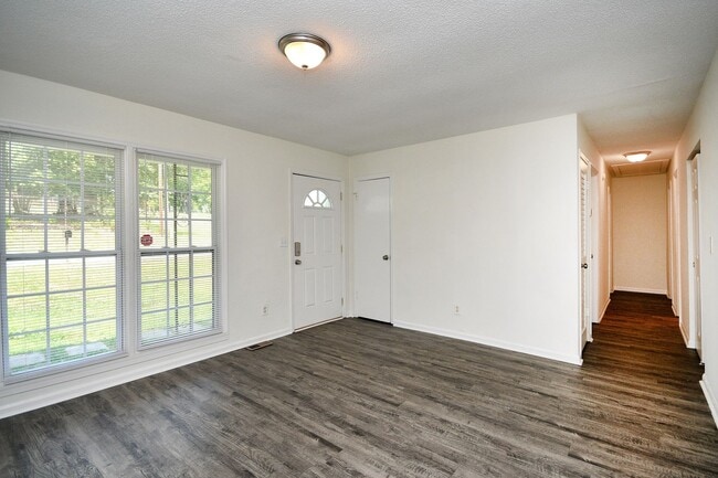 Building Photo - New Lower Price! Remodeled 3 bed / 1.5 bath home near downtown Spartanburg