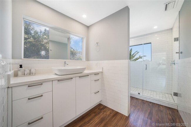 Building Photo - 1413 N Venetian Way