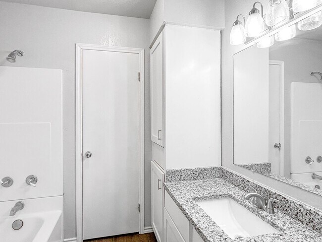 Building Photo - Convenient South SA Location—3BR with W/D Included