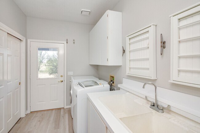 Building Photo - 3 Bedroom Farm House For Rent