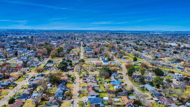 Building Photo - 834 Ellington St