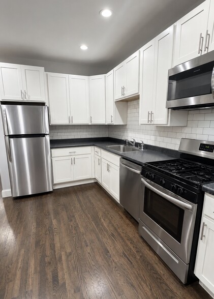 905 Agatite 2 bedroom - 900 W Montrose Ave