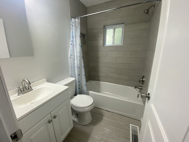Building Photo - 215 Pleasant Valley