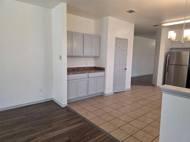 Building Photo - 319 Riverwalk Dr